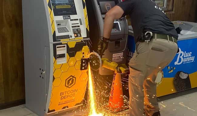 美警锯开比特币ATM:暴力执法引争议,财损谁来赔?